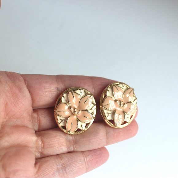 Vintage Gold Tone Enamel Earrings Clip On, Peach Cream Flowers, Pink Pair - Picture 3 of 7